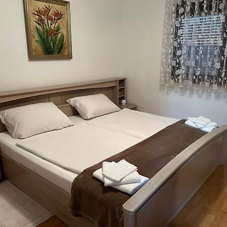 Anamarija Apartments Licko Petrovo Selo Kültér fotó