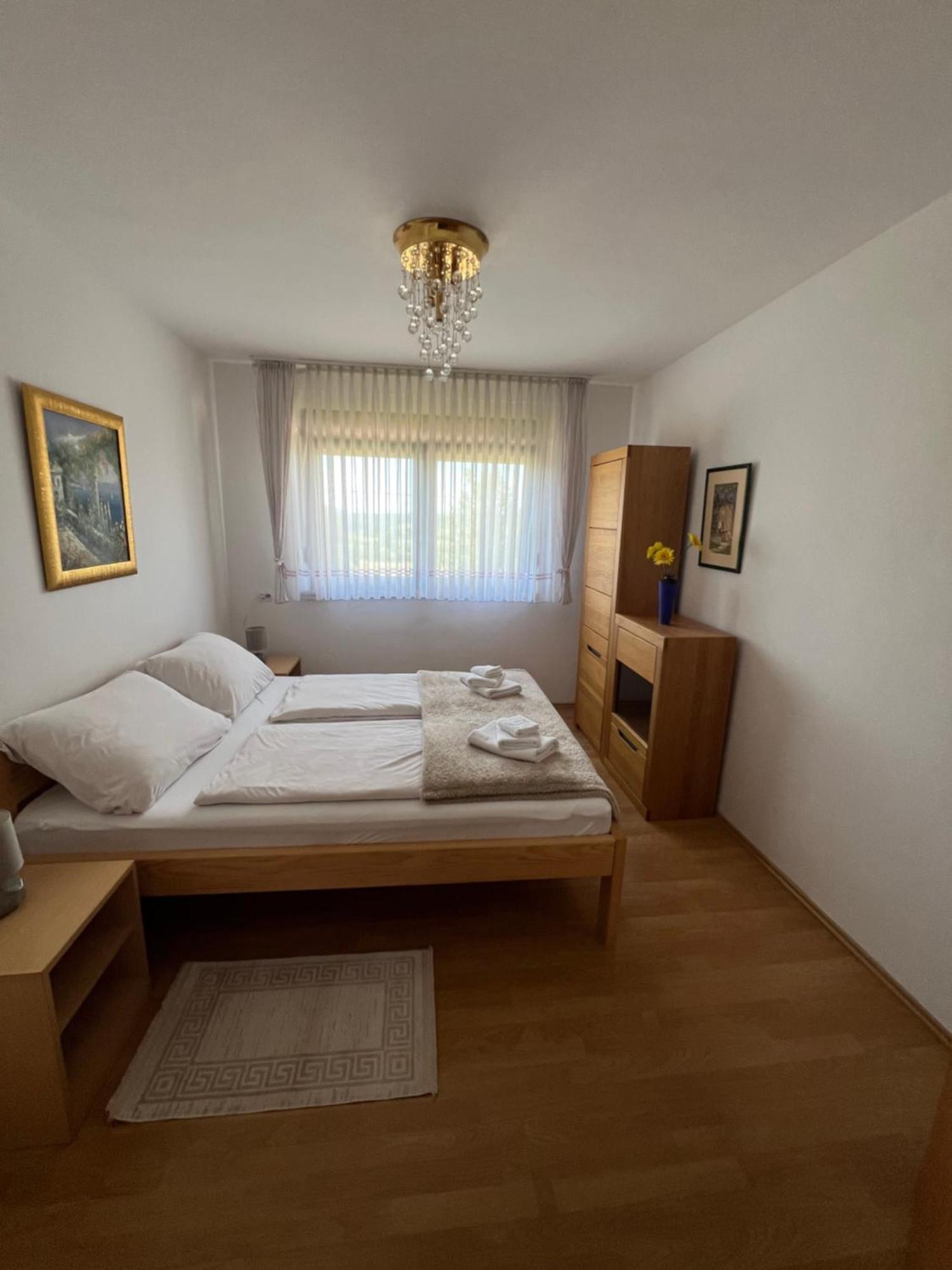 Anamarija Apartments Licko Petrovo Selo Kültér fotó