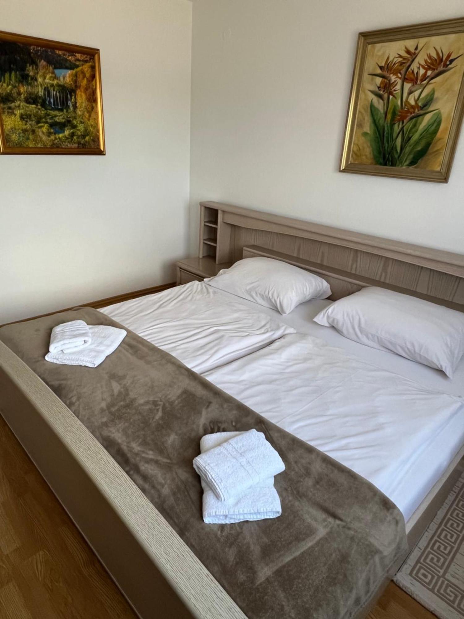 Anamarija Apartments Licko Petrovo Selo Kültér fotó
