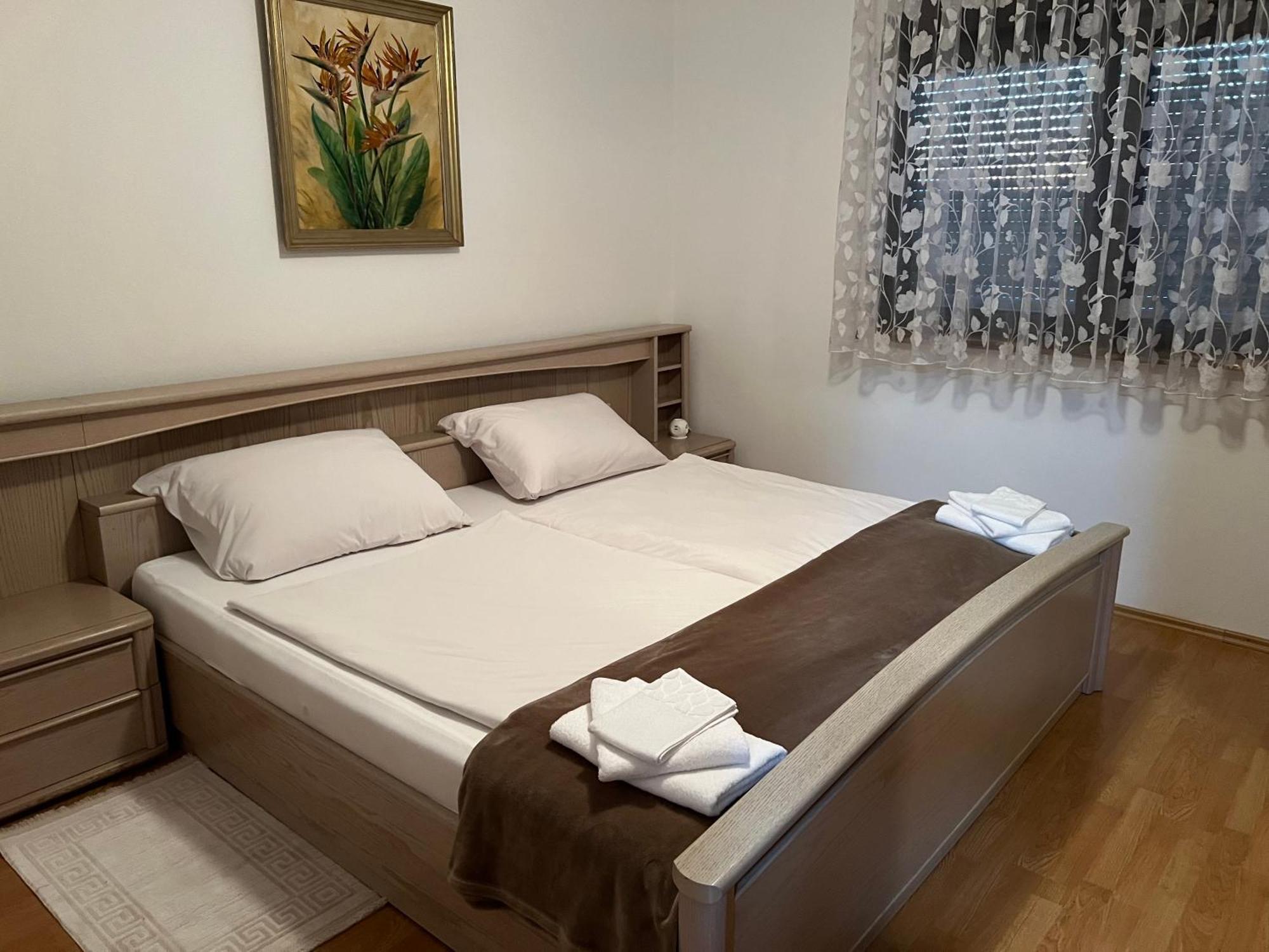 Anamarija Apartments Licko Petrovo Selo Kültér fotó