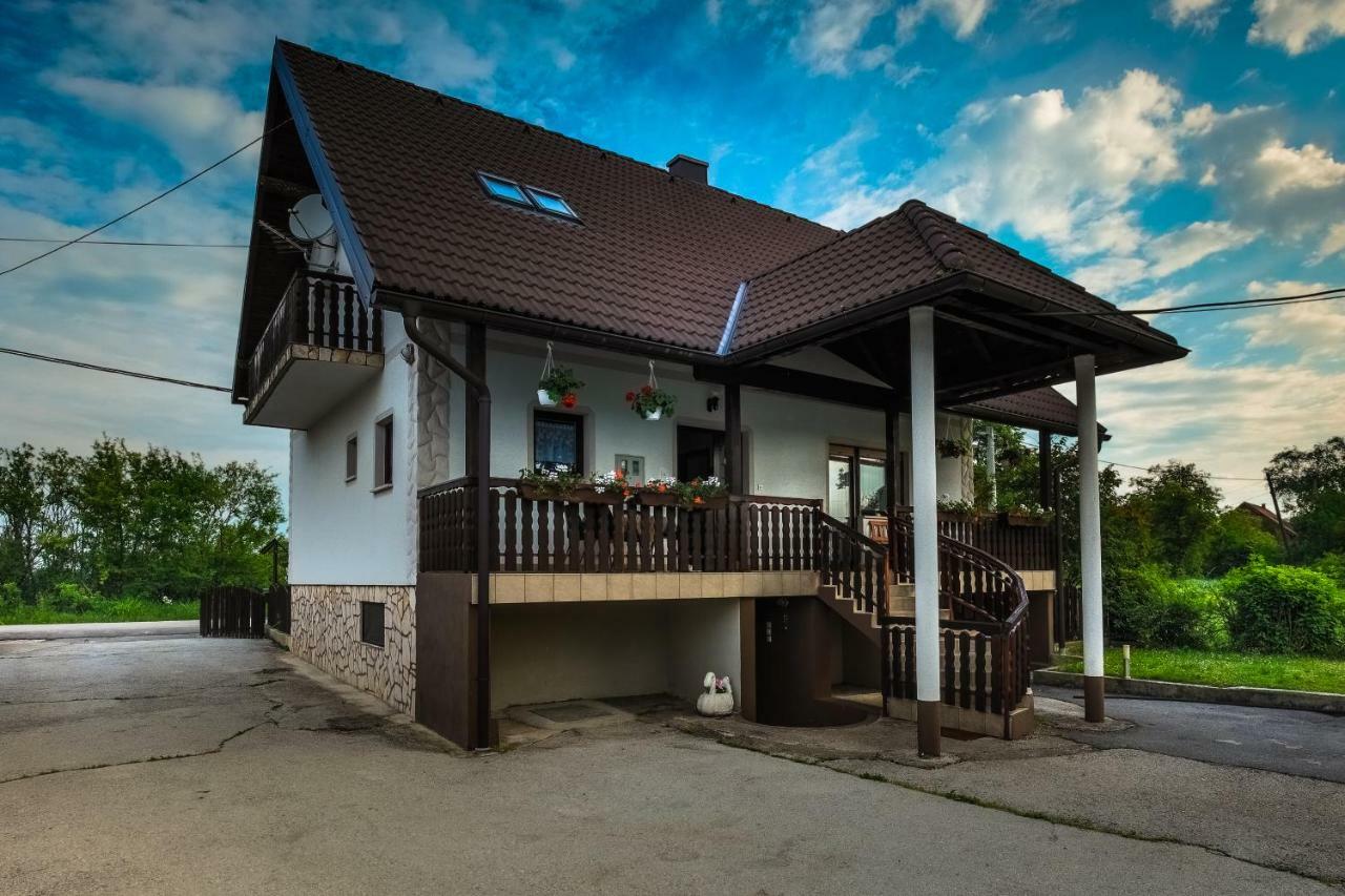 Anamarija Apartments Licko Petrovo Selo Kültér fotó